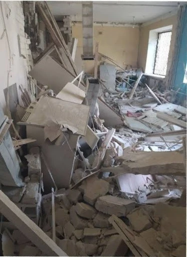 Зруйнована будівля КНП “ЦПМСД” Рубіжанської міської ради.