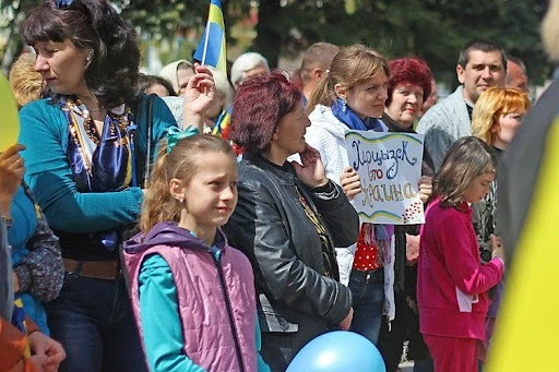 Фото з мітингу в Харцизьку 2014 року