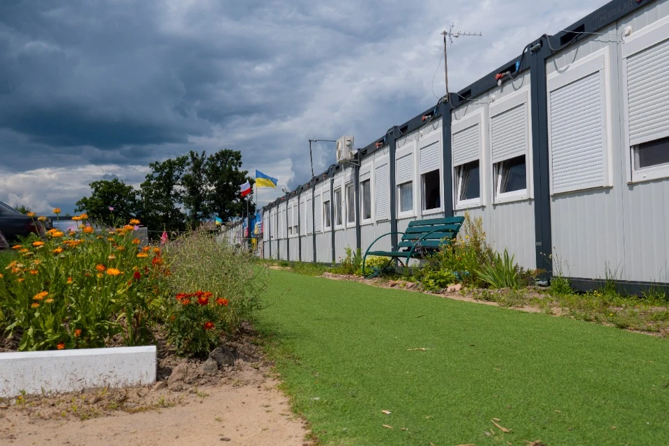 клумбы с цветами в модульном городке, Бородянка