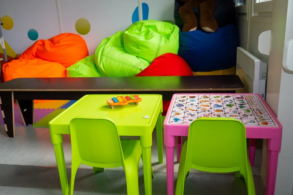 игровой зал в модульном городке Бородянки