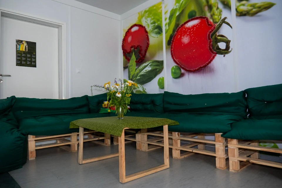 уголок отдыха в модульном городке люди создали собственноручно