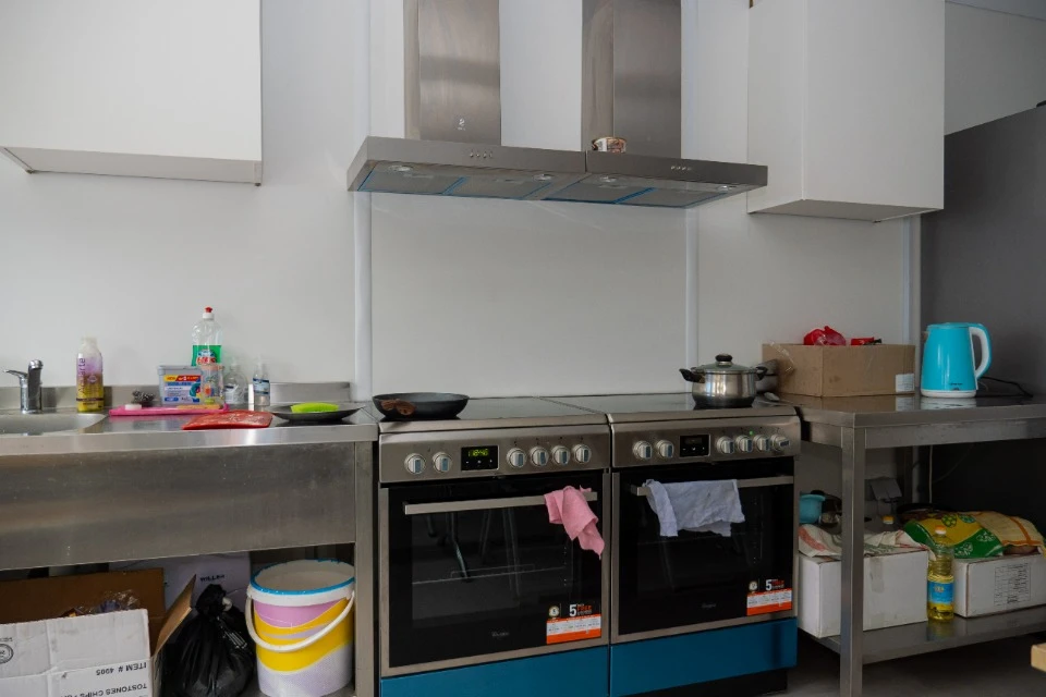 кухня в модуле переселенцев из Луганской области