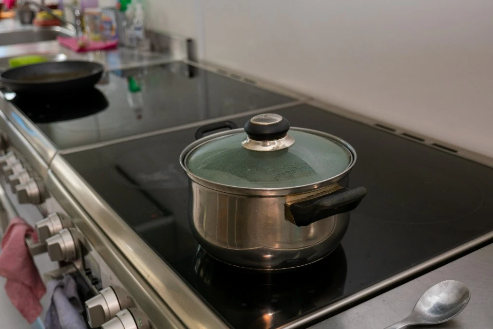 Принадлежности на кухне модульного городка в Бородянке