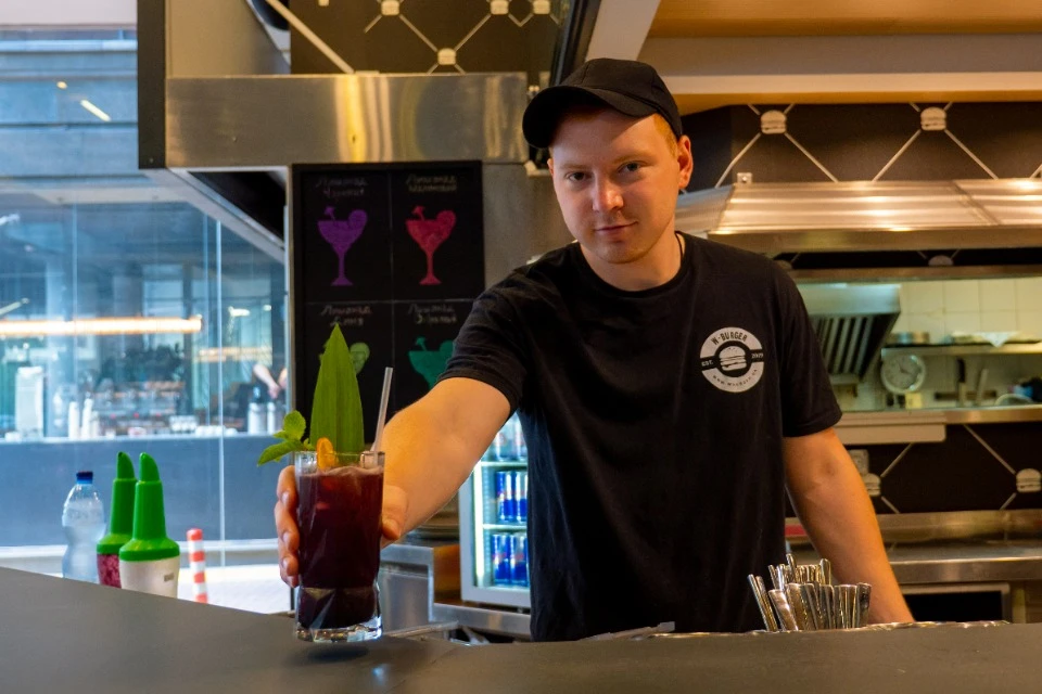 Бармен Стас в  “W-Burger”