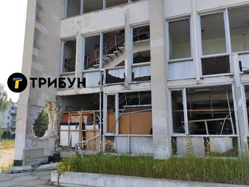 Вибиті вікна, діри від уламків в Палаці культури Рубіжного
