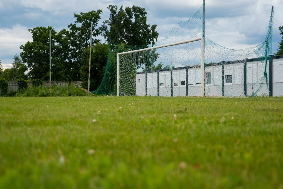 Футбольное поле рядом с модульным городком