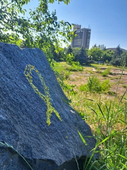 Символ руху спротиву Жовта стрічка в тимчасово окупованому Луганську