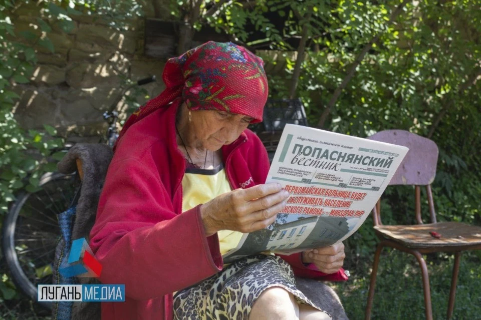 Місцева жителька з газетою Попаснянский вестник