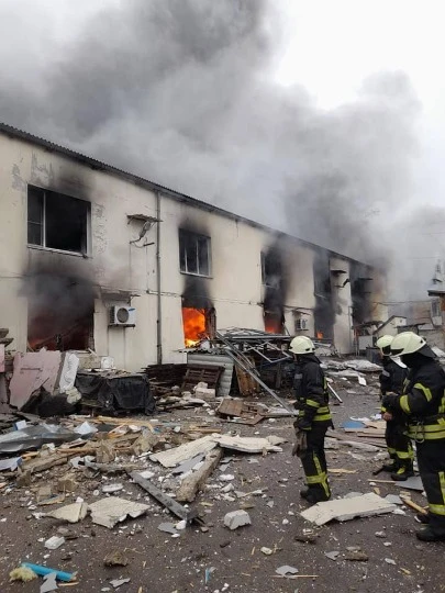 Війна на Луганщині. Рятувальники ліквідують пожежу