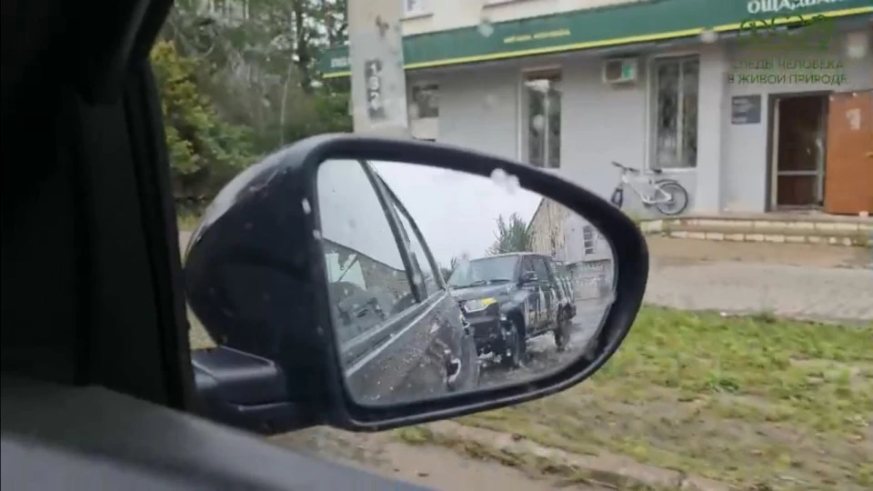 Скриншоти з відео окупантів, які підтверджують, що окупанти переоблаштовують Ощадбанк в МФЦ