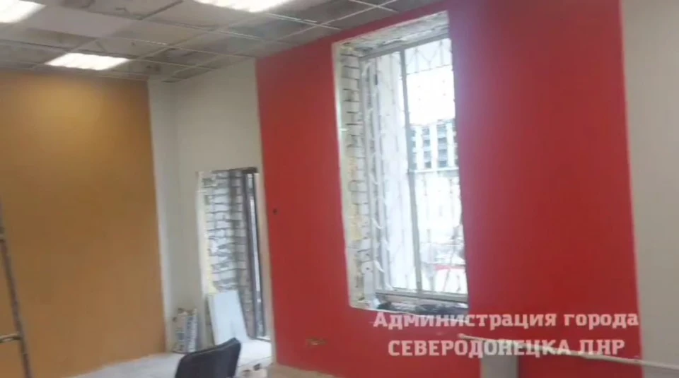 Скриншоти з відео окупантів, які підтверджують, що окупанти переоблаштовують Ощадбанк в МФЦ