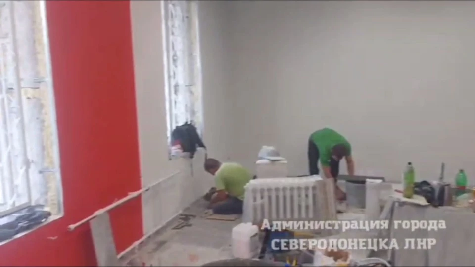 Скриншоти з відео окупантів, які підтверджують, що окупанти переоблаштовують Ощадбанк в МФЦ