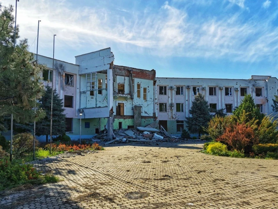 Зруйнована будівля Маріупольського університету