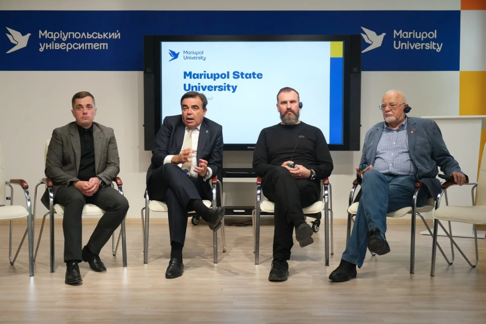 Очільник МОН України Оксен Лісовий і віцепрезидент Єврокомісії Маргарітіс Схінас у Маріупольському у