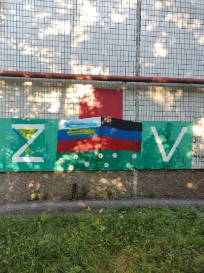 Український прапор в Донецьку на фоні прапорів РФ та ДНР