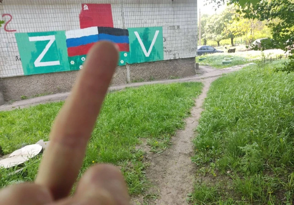 Український прапор в Донецьку на фоні прапорів РФ та ДНР