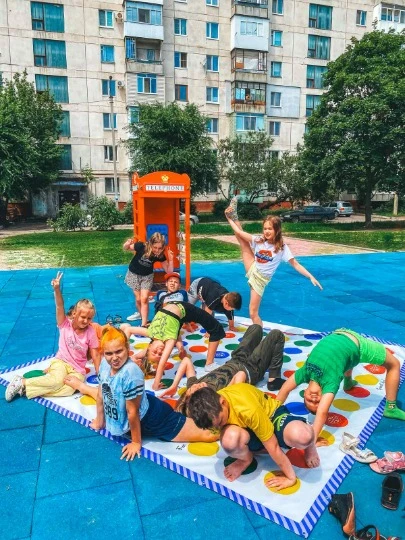 Діти в Англійському  мініпарку