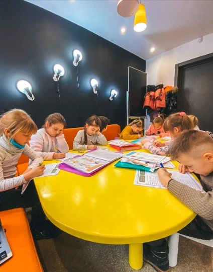 Діти вчаться, школа англійської мови “English club”