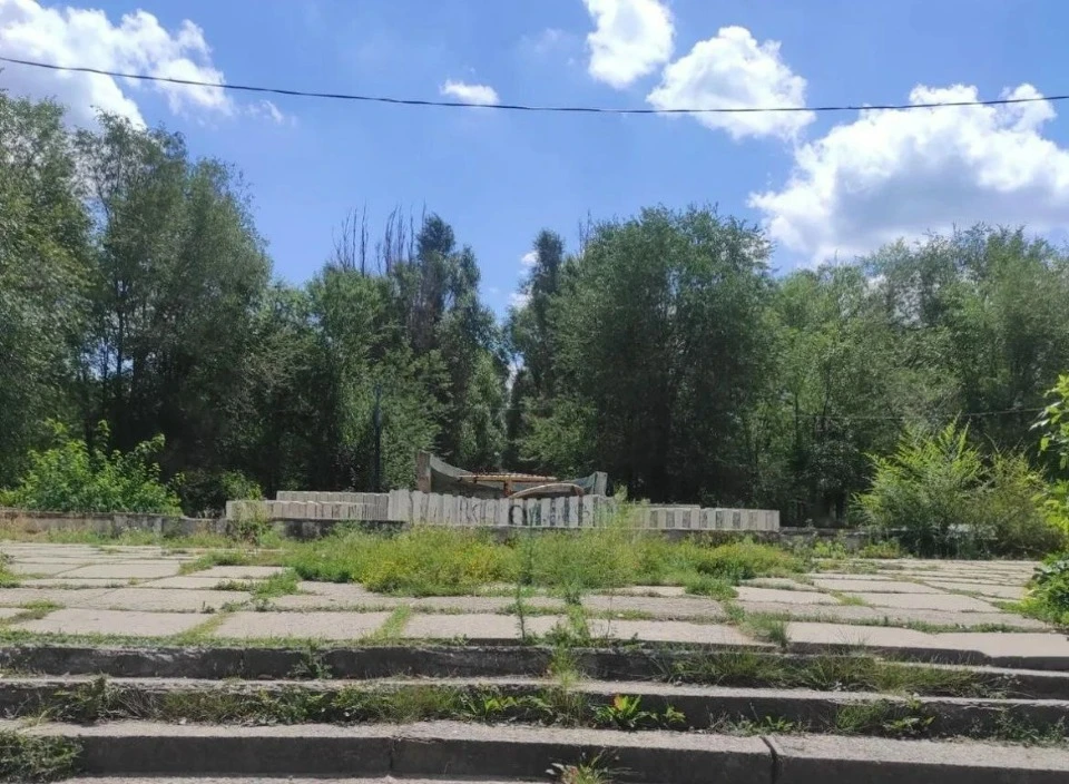 Занедбаний парк Дружби в окупованому Луганську