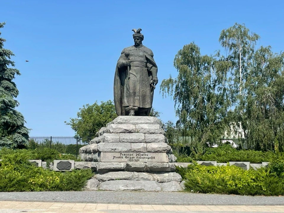 памятник хмельницкому