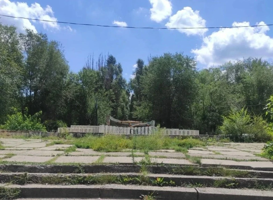 Занедбаний парк Дружби в окупованому Луганську