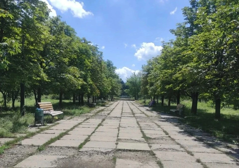 Занедбаний парк Дружби в окупованому Луганську