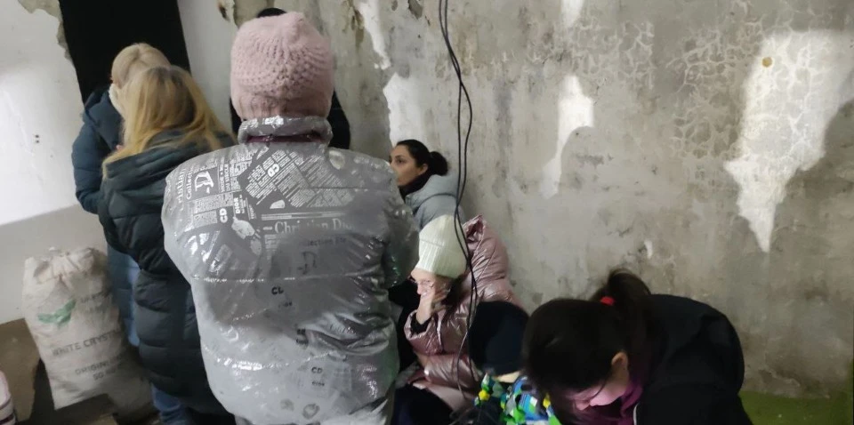 Маріупольці у бомбосховищах