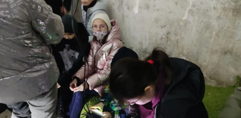 Маріупольці у бомбосховищах