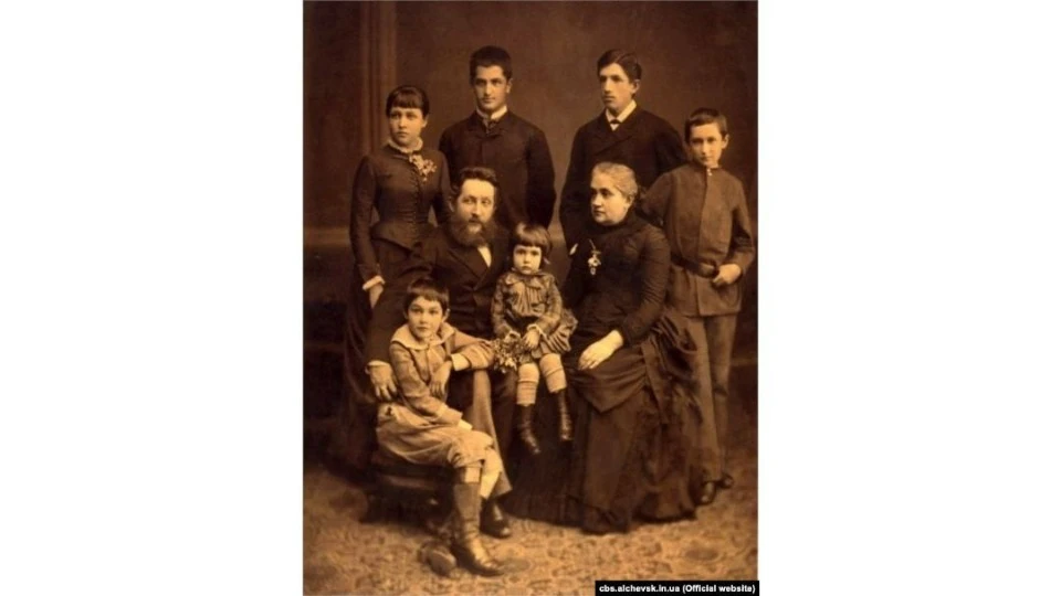 Сімейне фото родини Алчевських: у центрі – Олексій Алчевський, Христина Алчевська; зліва-направо – І