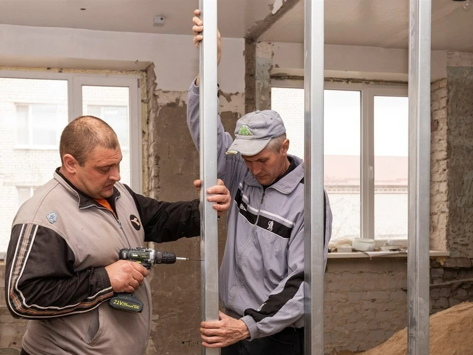 оккупанты ремонтируют разрушенную и ими же разграбленную больницу в Станице Луганской