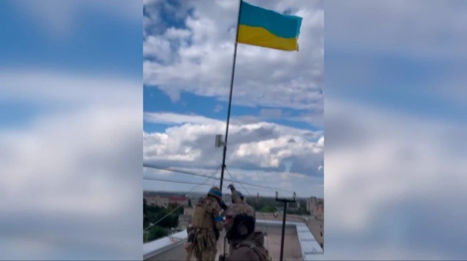 Українські військові встановлюють прапор на будівлі у звільненій Балаклії, Харківська область 2022 р