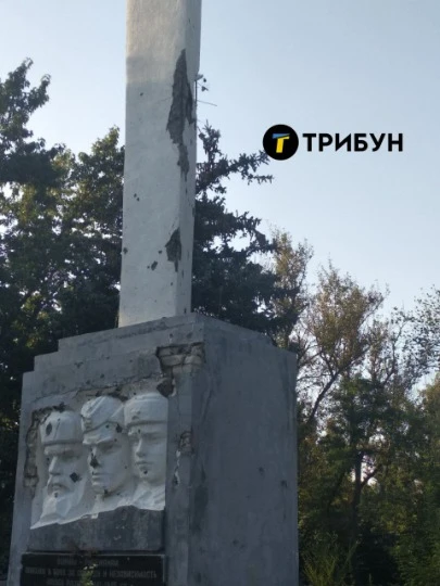 Пам'ятник воїнам-рубіжанам у сквері між Площею перемоги та вул. Мєндєлєєва