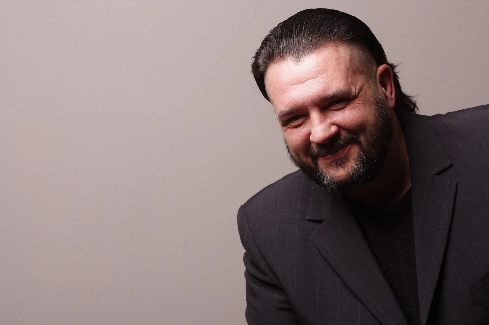 веселый мужчина