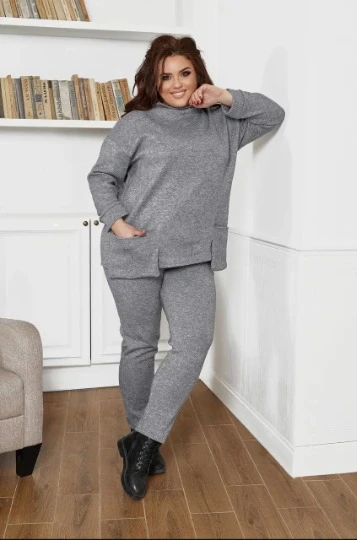 женщина в спортивном костюме