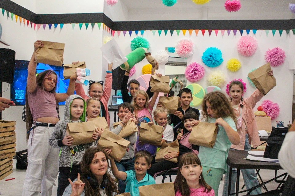 діти з пакетами