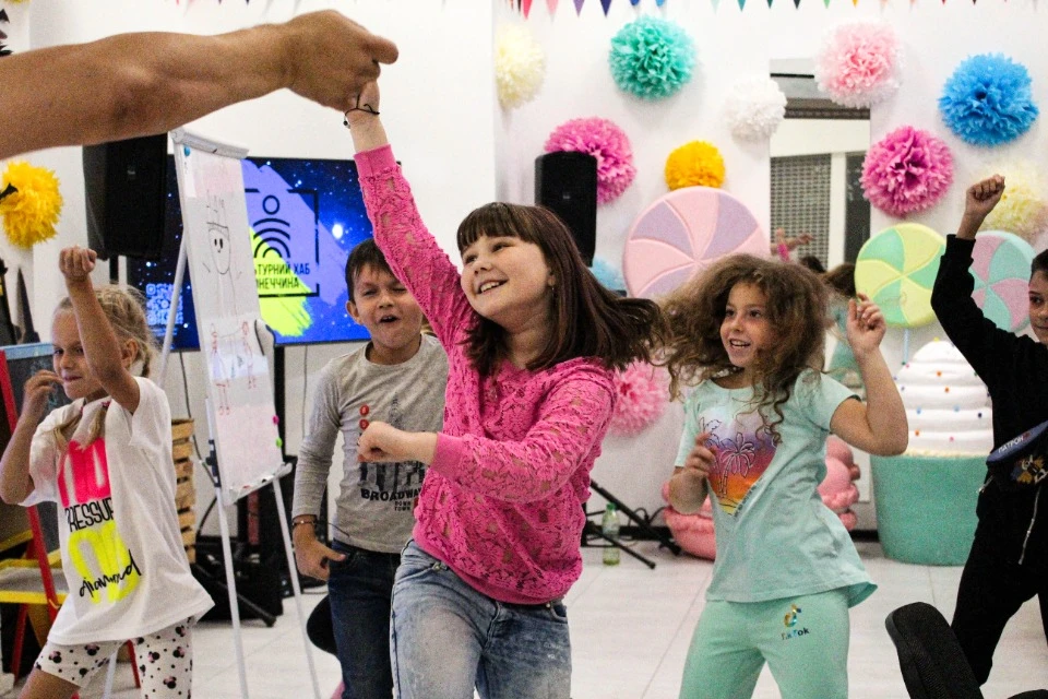 діти танцюють