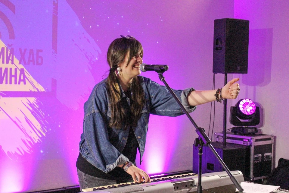 дівчина грає на фортепіано