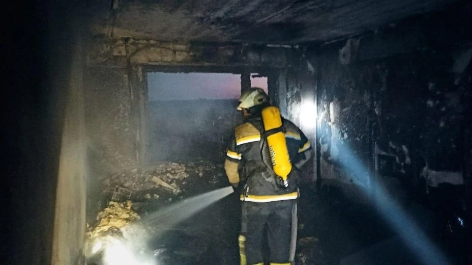 Пожежники у згорівшій квартирі в Рубіжному