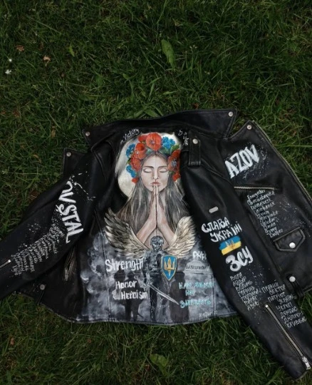 Розмальована куртка художницею зі Старобільська Іриною Базикіною