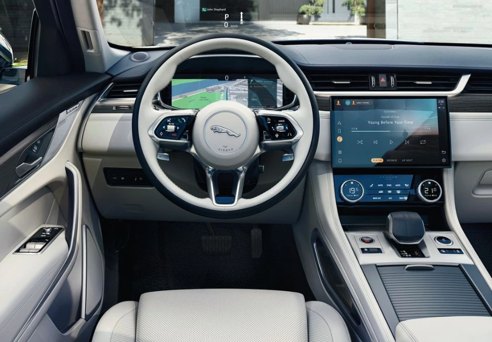 місце водія в автомобілі Jaguar F-PACE
