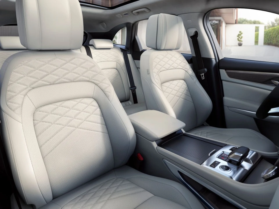 салон автомобіля Jaguar F-PACE