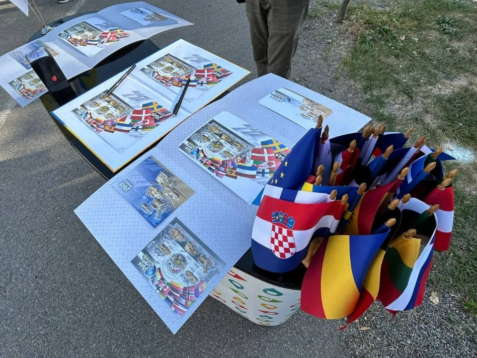 Поштова марка Зброя перемоги. Світ з Україною