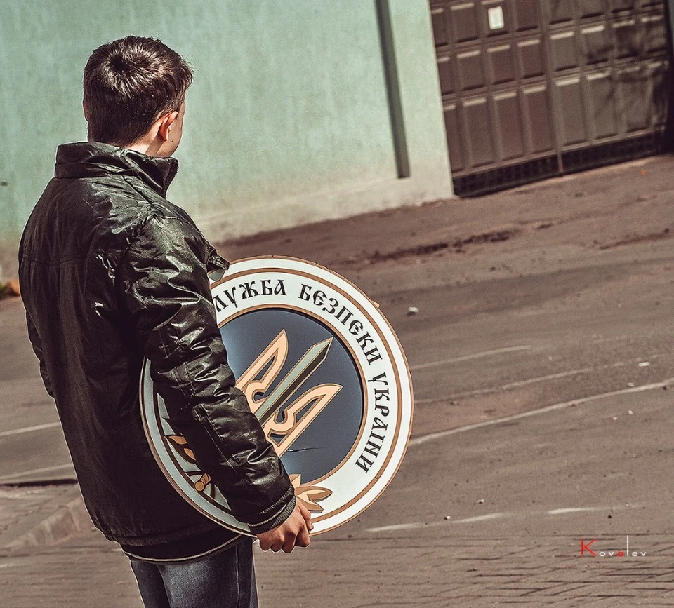 Хлопчик із емблемою СБУ