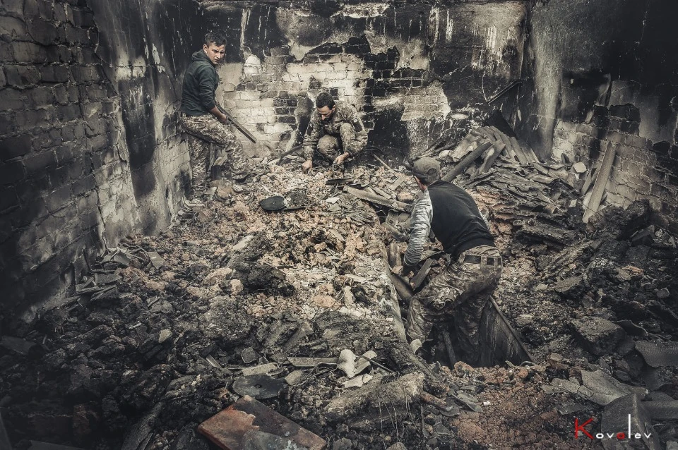 Військові допомагають погорільцям розбирати завали