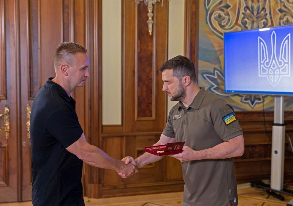 Президент України Володимир Зеленський нагородив фотографа Олексія Ковальова орденом «За заслуги» ІІ