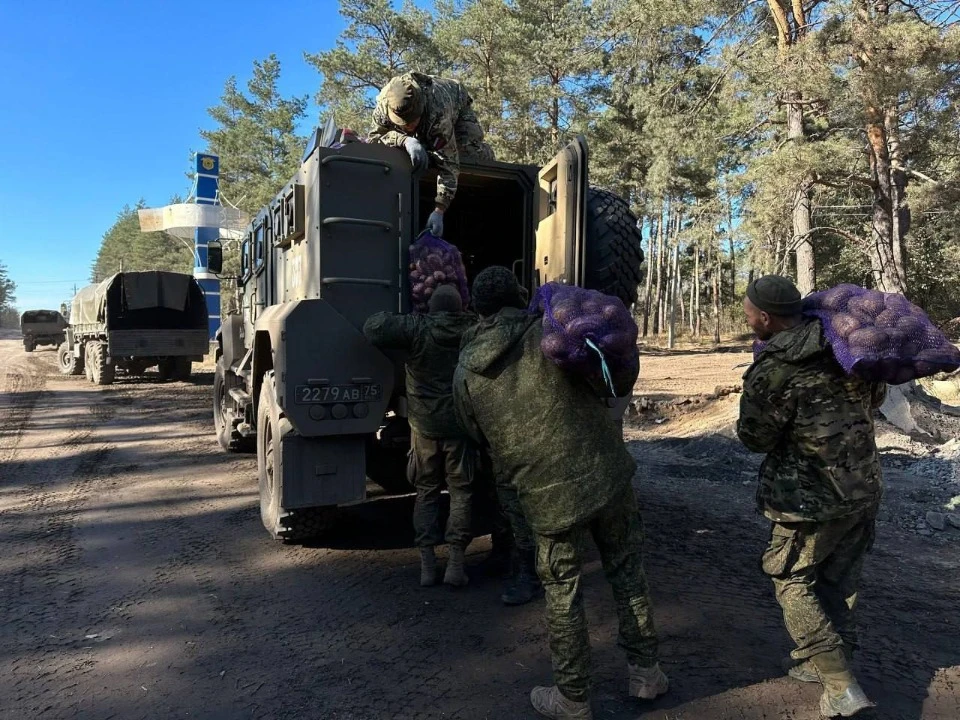 Кремінна, російські військові розвантажуються на в'їзді в місто