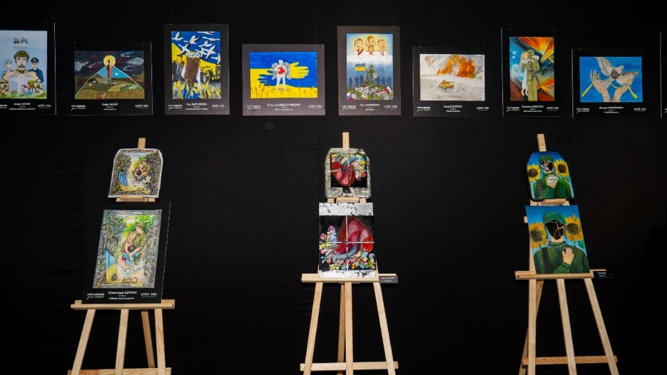 Виставка малюнків під час Фестивалю Думок