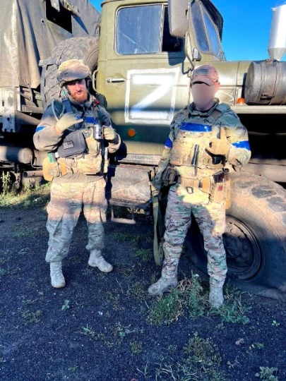 Офіцер НГУ з Луганська Свят зі своїм побратимом