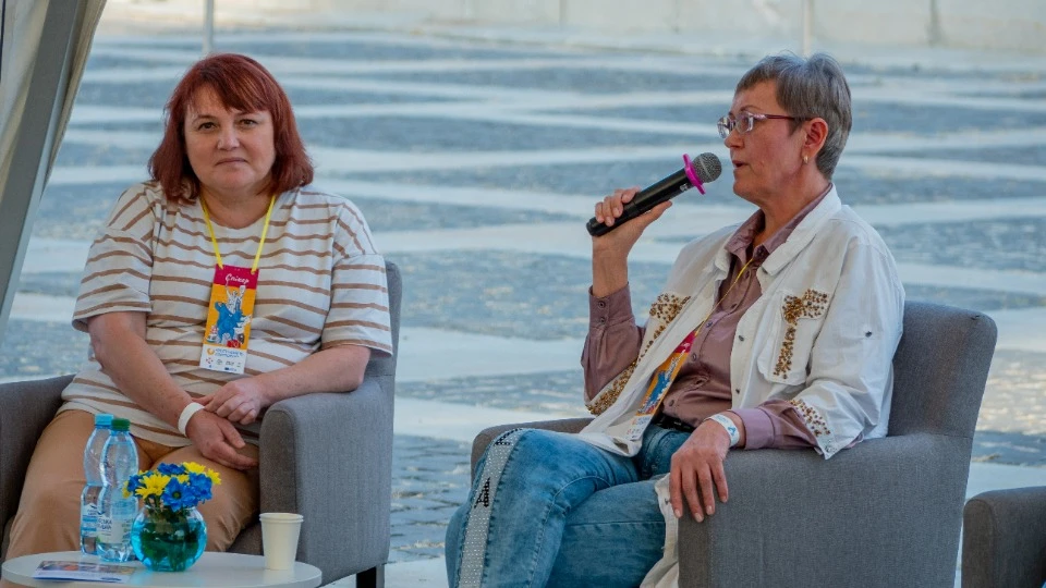 Олена Богданова під час виступу на Фестивалі Думок