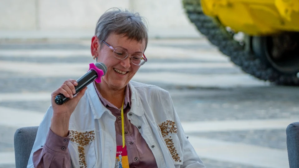 Олена Богданова з посмішкою говорить про дітей ліцею